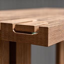 照明を内蔵したモダンなデザインの木製テーブル